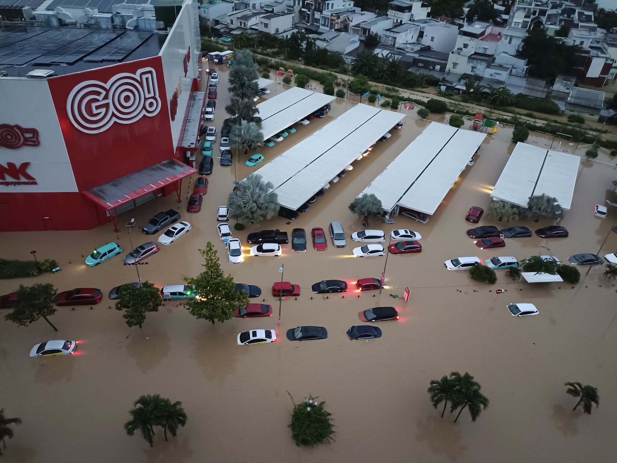 46 người chết và mất tích trong đợt mưa lũ lịch sử, cảnh báo nước trên các sông Khánh Hòa lên lại trong đêm- Ảnh 35.