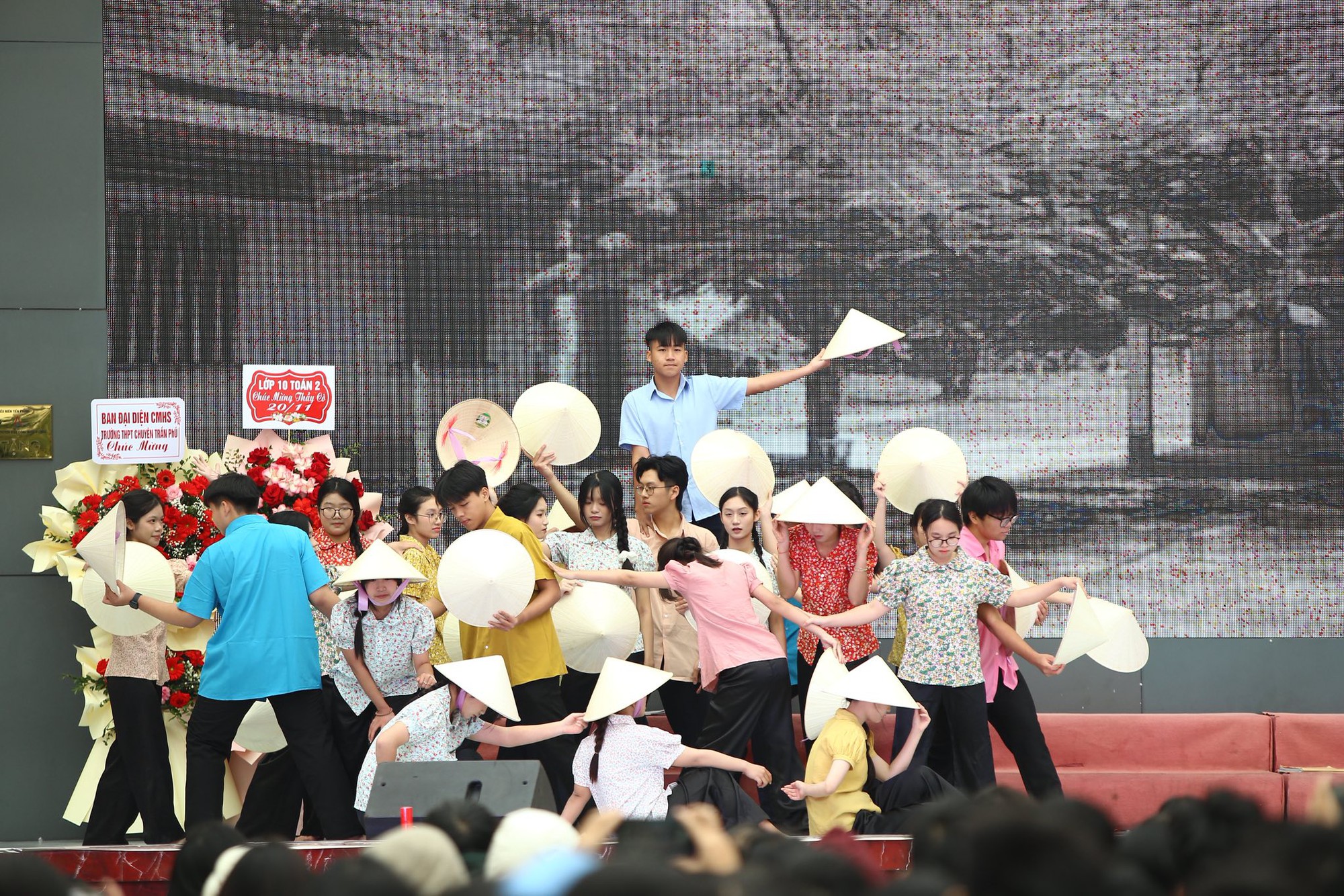 Cả nước chào mừng ngày Nhà giáo Việt Nam 20/11: Đơn giản, nhanh gọn nhưng không khí khó quên thôi rồi!- Ảnh 21.