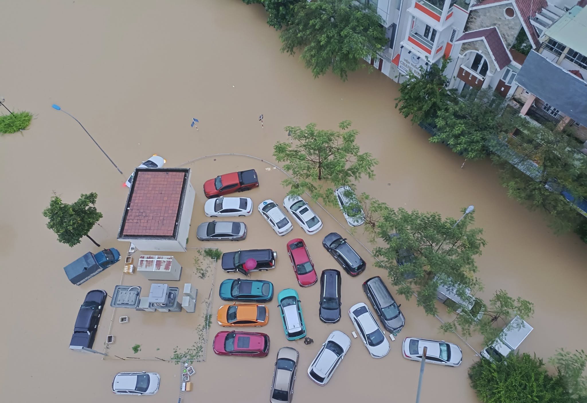 46 người chết và mất tích trong đợt mưa lũ lịch sử, cảnh báo nước trên các sông Khánh Hòa lên lại trong đêm- Ảnh 36.