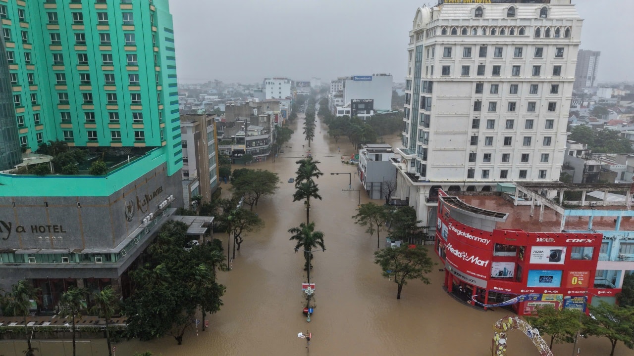 46 người chết và mất tích trong đợt mưa lũ lịch sử, cảnh báo nước trên các sông Khánh Hòa lên lại trong đêm- Ảnh 28.