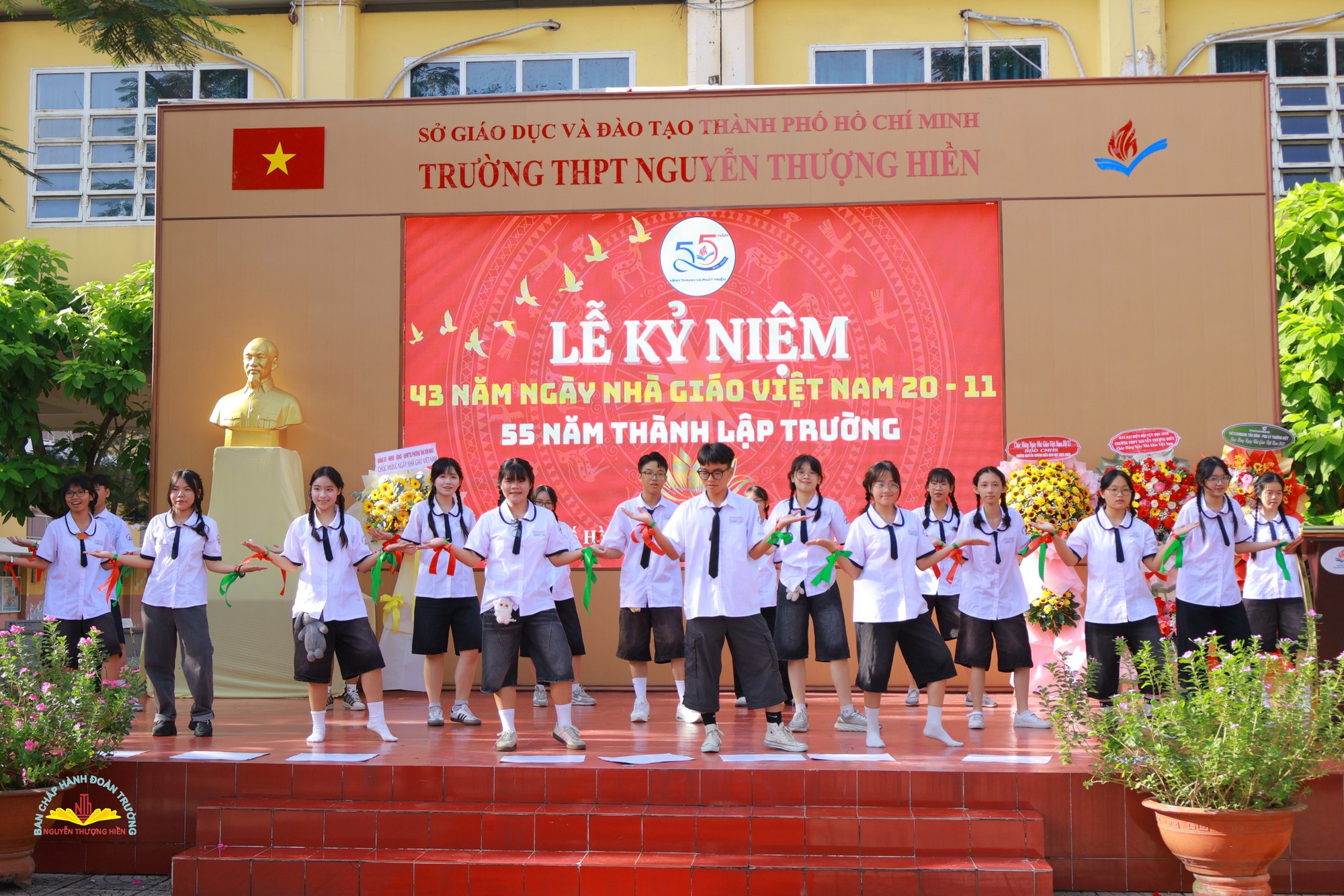 Cả nước chào mừng ngày Nhà giáo Việt Nam 20/11: Đơn giản, nhanh gọn nhưng không khí khó quên thôi rồi!- Ảnh 36.