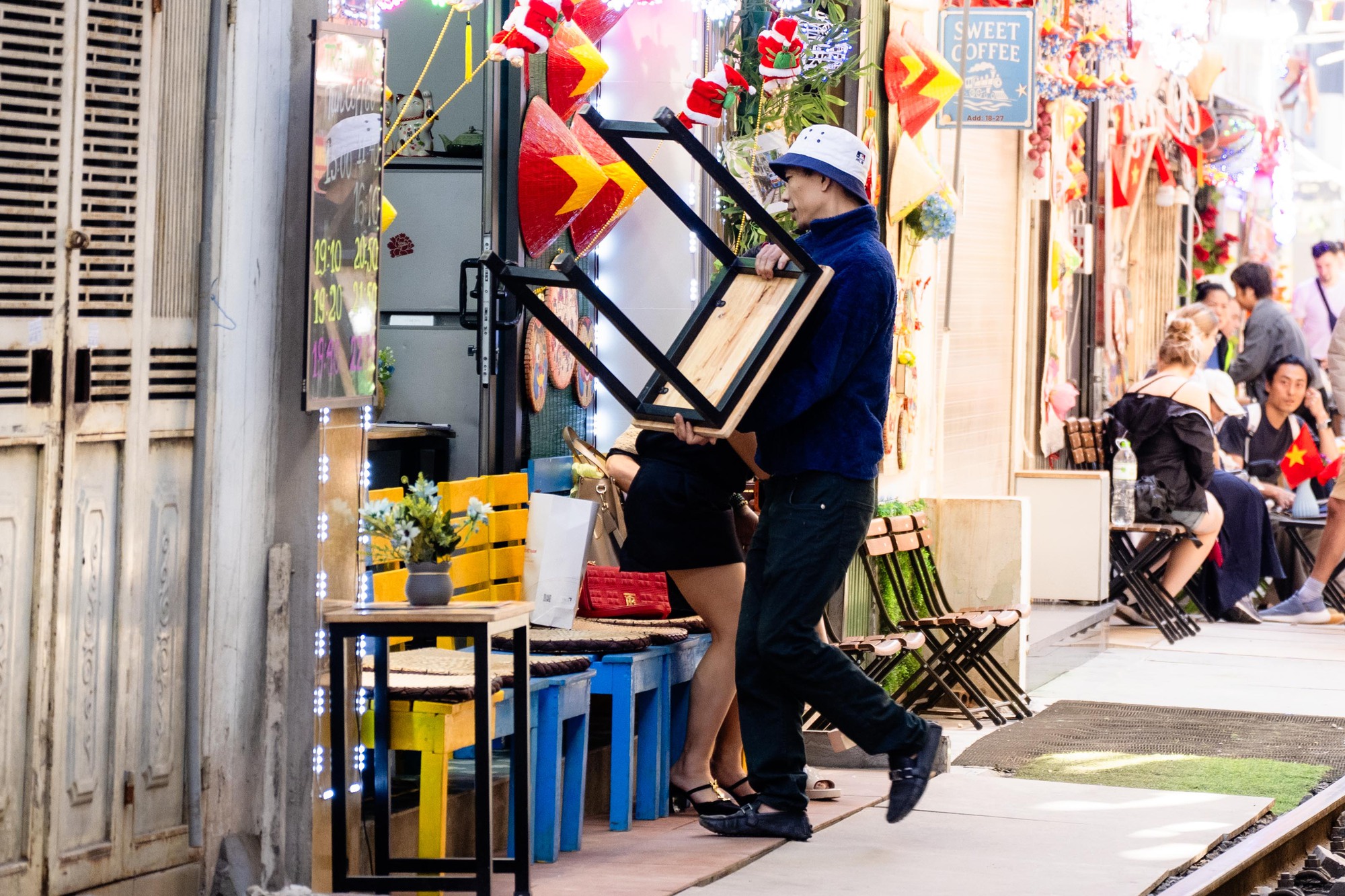 Cảnh đối lập trên phố cà phê đường tàu Khâm Thiên - Lê Duẩn khi lực lượng chức năng ra quân xử lý vi phạm- Ảnh 5.