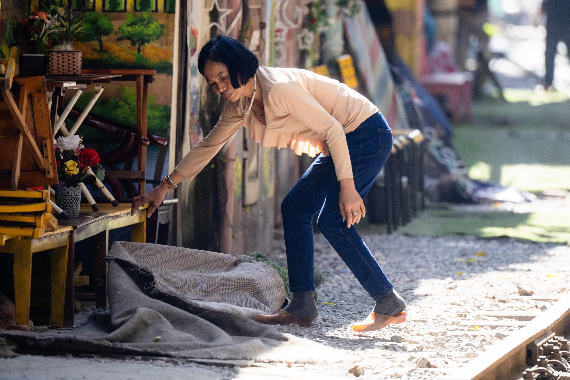 Cảnh đối lập trên phố cà phê đường tàu Khâm Thiên - Lê Duẩn khi lực lượng chức năng ra quân xử lý vi phạm- Ảnh 6.