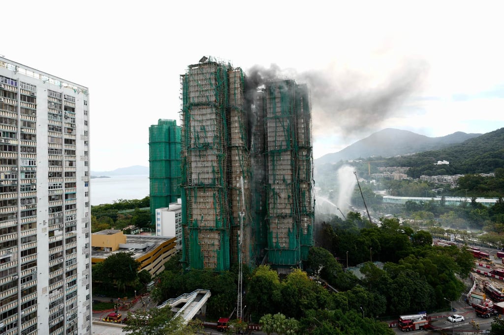 Hỏa hoạn tại khu chung cư Hong Kong (Trung Quốc): Lửa vẫn cháy âm ỉ, thi thể các nạn nhân lần lượt được đưa ra ngoài- Ảnh 1.