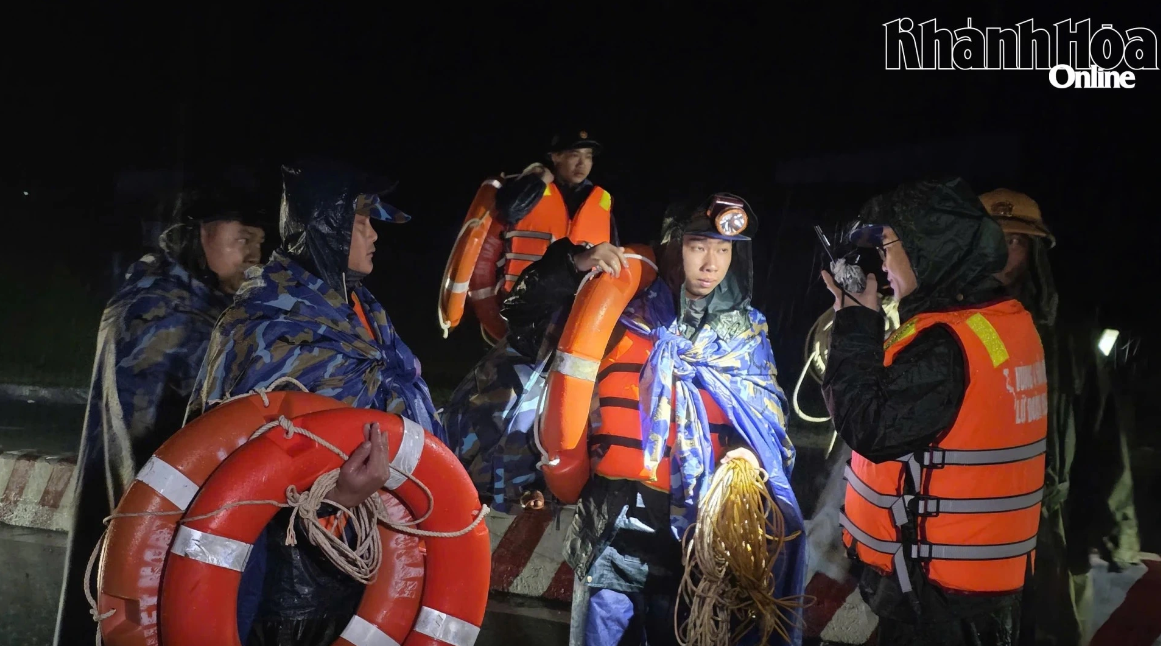 46 người chết và mất tích trong đợt mưa lũ lịch sử, cảnh báo nước trên các sông Khánh Hòa lên lại trong đêm- Ảnh 31.