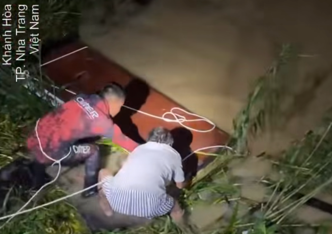 Lũ cuốn trôi cả quan tài ở Nha Trang- Ảnh 1.