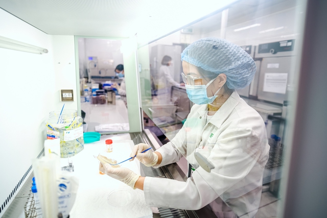 Bác sĩ 4 chuyên khoa phối hợp cứu bé gái 5 tuổi thoát mù do ổ áp xe hốc mắt nghiêm trọng- Ảnh 3.