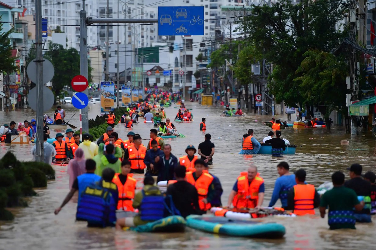 Thời báo New York Times của Mỹ đưa tin: Biến đổi khí hậu có thể biến miền Trung Việt Nam thành điểm nóng toàn cầu về bão lũ- Ảnh 1.