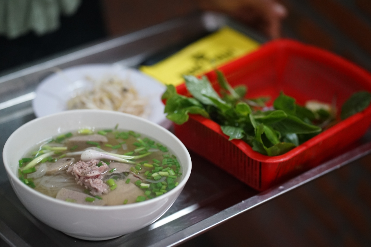 Đôi vợ chồng ở Đắk Lắk nấu hàng trăm bát phở tiếp sức bà con và đoàn thiện nguyện: 