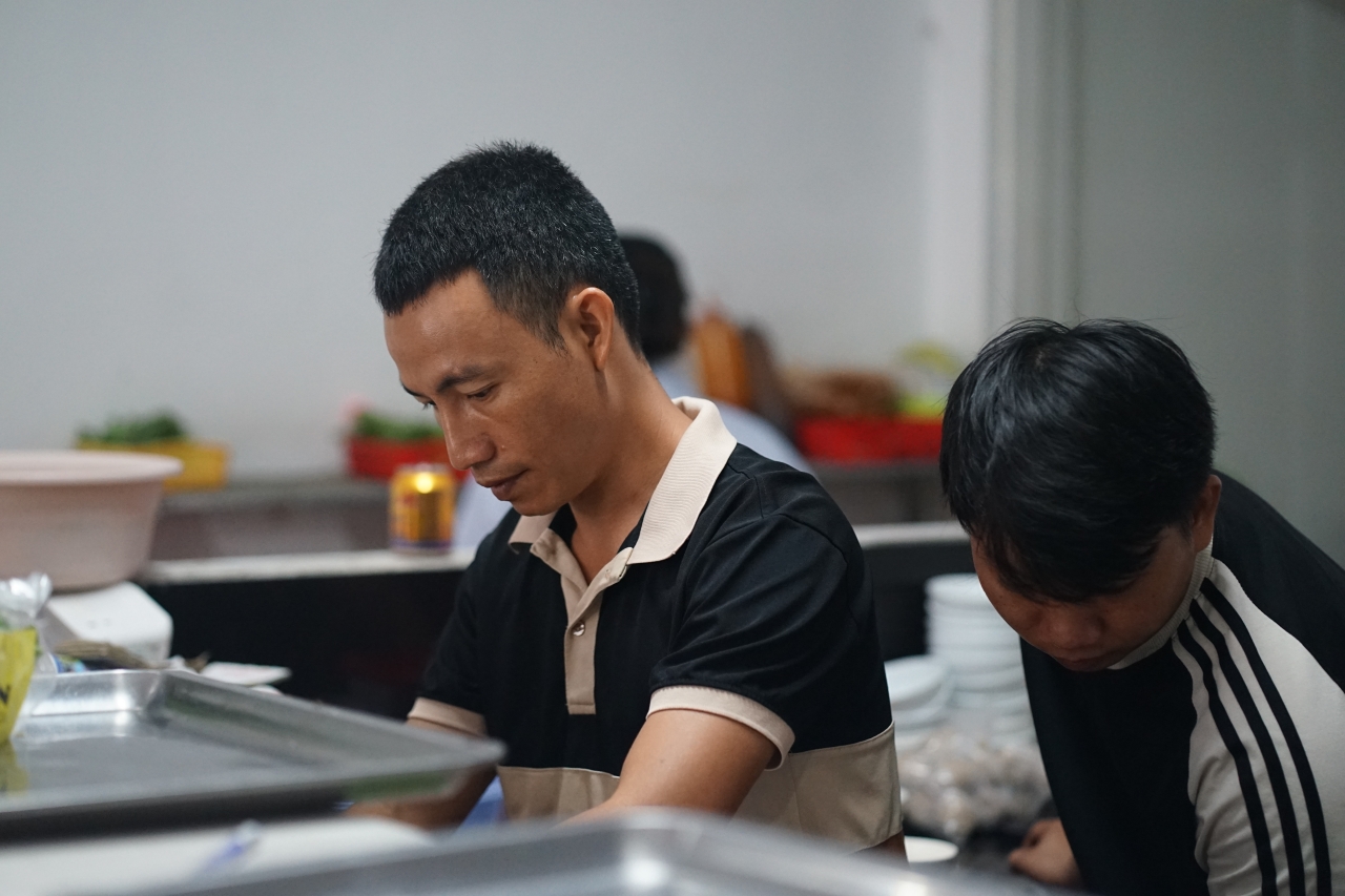 Đôi vợ chồng ở Đắk Lắk nấu hàng trăm bát phở tiếp sức bà con và đoàn thiện nguyện: 