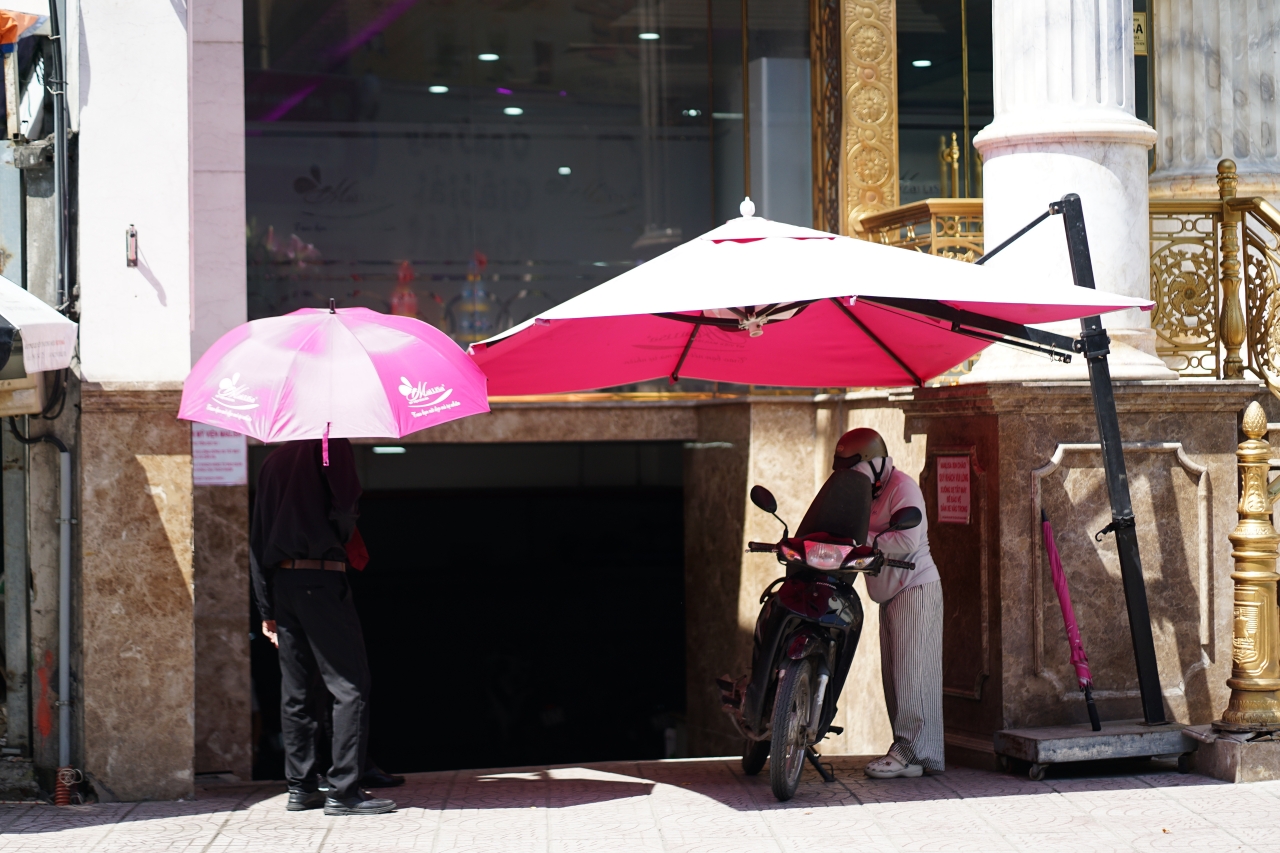 Thẩm mỹ viện Mailisa ở TP.HCM sau khi bị khám xét: Khách hàng, nhân viên vẫn ra vào liên tục- Ảnh 4. Thẩm mỹ viện Mailisa ở TP.HCM sau khi bị khám xét: Khách hàng, nhân viên vẫn ra vào liên tục- Ảnh 4.