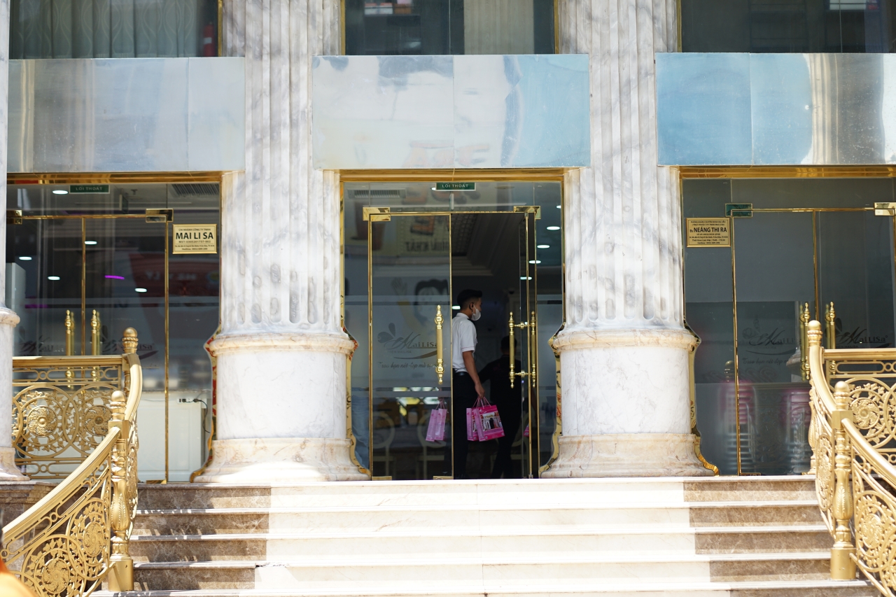 Thẩm mỹ viện Mailisa ở TP.HCM sau khi bị khám xét: Khách hàng, nhân viên vẫn ra vào liên tục- Ảnh 8. Thẩm mỹ viện Mailisa ở TP.HCM sau khi bị khám xét: Khách hàng, nhân viên vẫn ra vào liên tục- Ảnh 8.