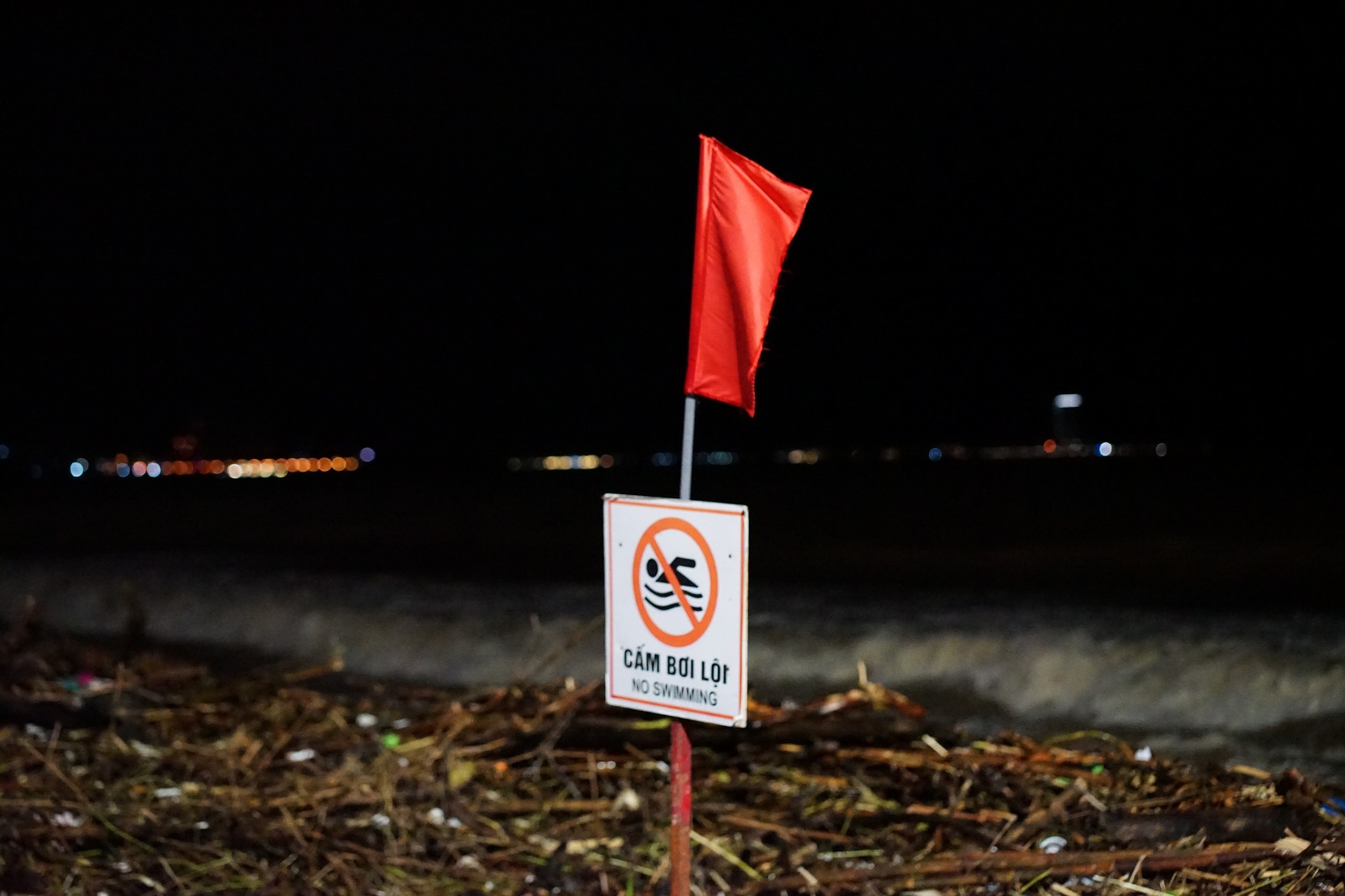 Cảnh tượng không thể tin nổi dọc bãi biển đẹp nhất Nha Trang- Ảnh 9.