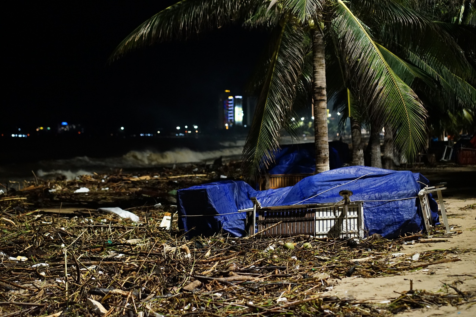 Cảnh tượng không thể tin nổi dọc bãi biển đẹp nhất Nha Trang- Ảnh 3.