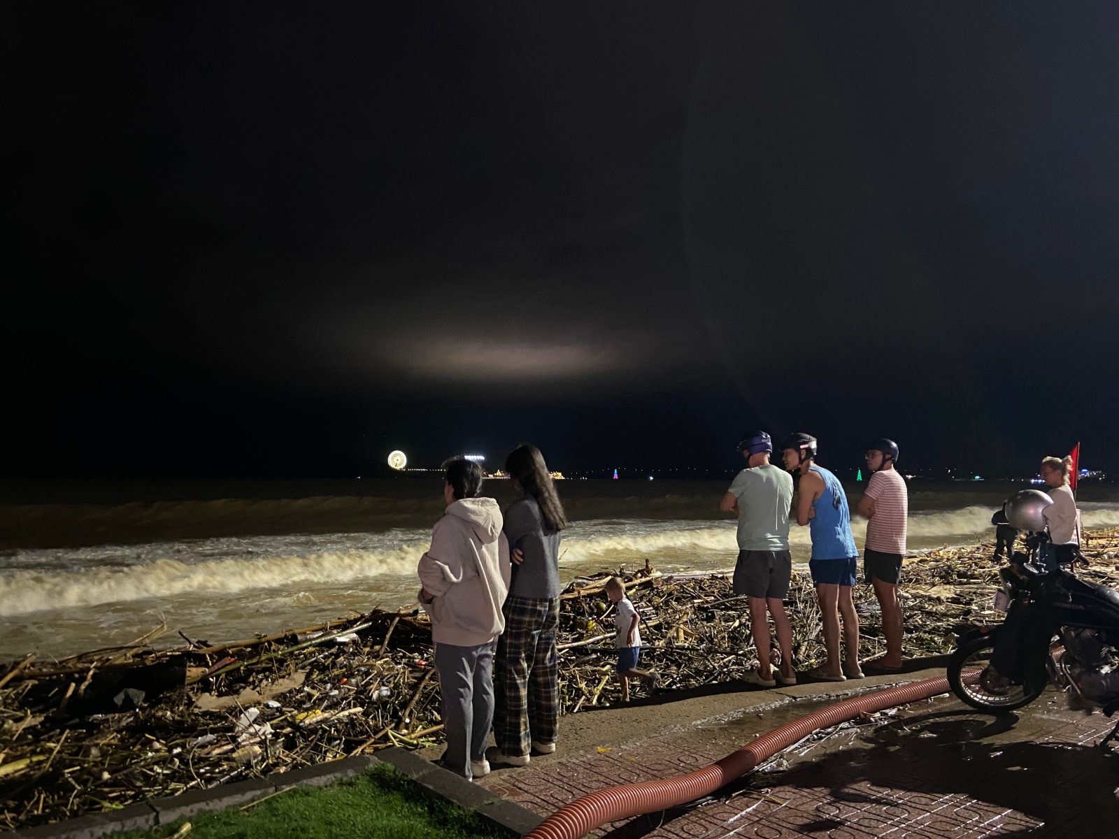 Cảnh tượng không thể tin nổi dọc bãi biển đẹp nhất Nha Trang- Ảnh 5.