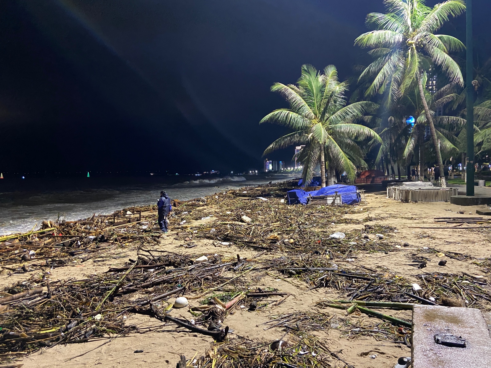 Cảnh tượng không thể tin nổi dọc bãi biển đẹp nhất Nha Trang- Ảnh 2.