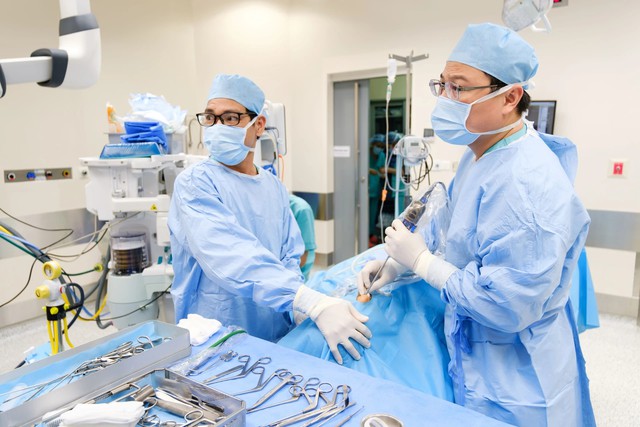 Bác sĩ 4 chuyên khoa phối hợp cứu bé gái 5 tuổi thoát mù do ổ áp xe hốc mắt nghiêm trọng- Ảnh 2.