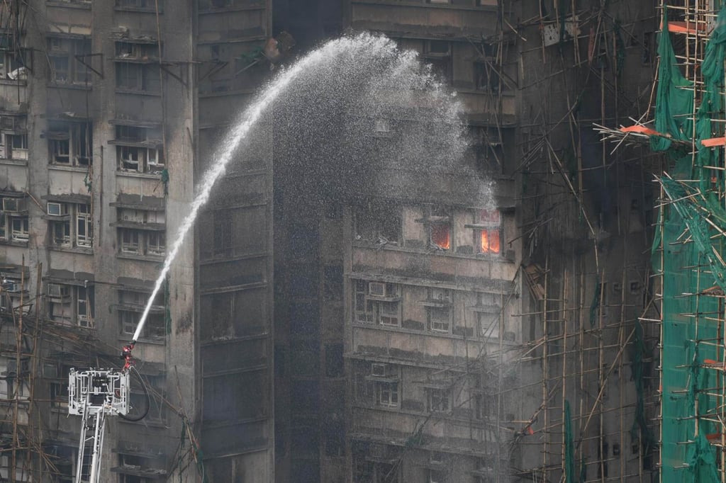 Hỏa hoạn tại khu chung cư Hong Kong (Trung Quốc): Lửa vẫn cháy âm ỉ, thi thể các nạn nhân lần lượt được đưa ra ngoài- Ảnh 4.