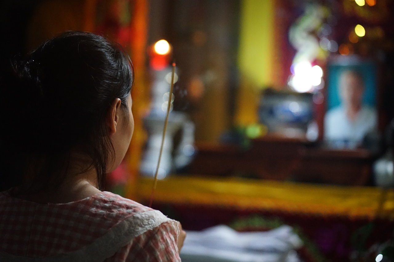 Bàn thờ tạm của người đàn ông mất tích 7 ngày sau cơn lũ dữ: Bò được cứu còn cha thì vẫn chưa kịp trở về- Ảnh 10.