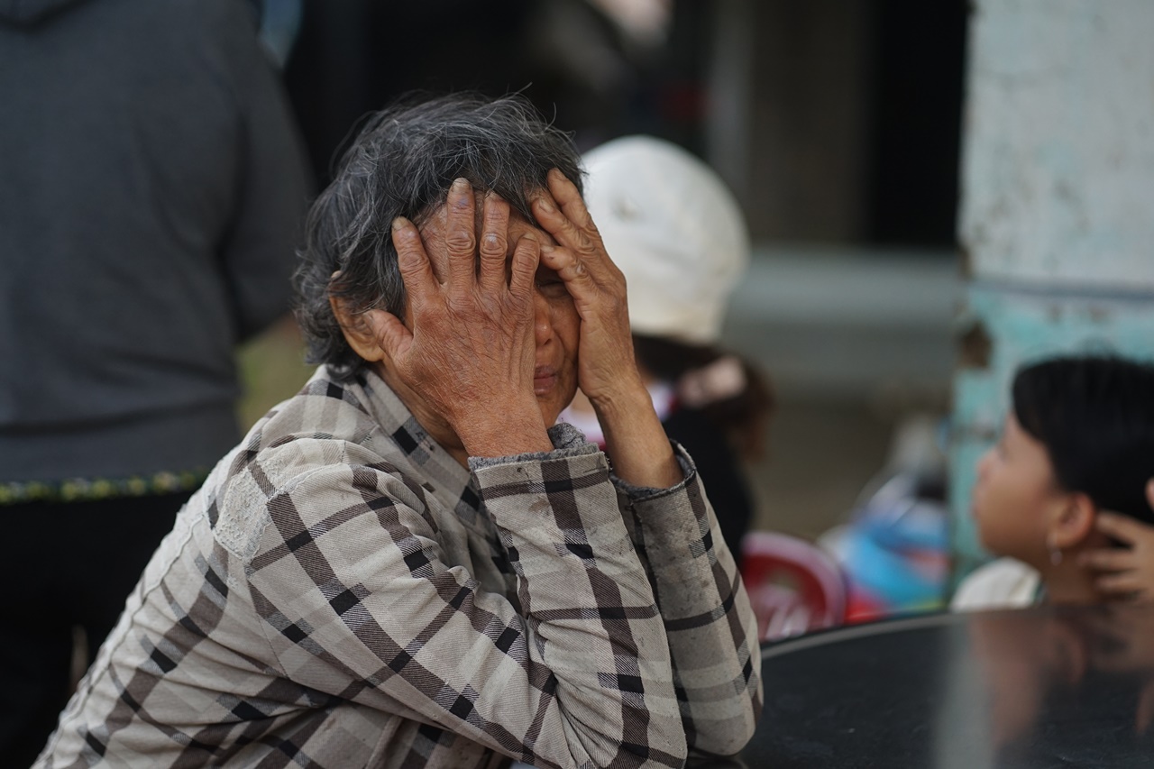 Bàn thờ tạm của người đàn ông mất tích 7 ngày sau cơn lũ dữ: Bò được cứu còn cha thì vẫn chưa kịp trở về- Ảnh 7.