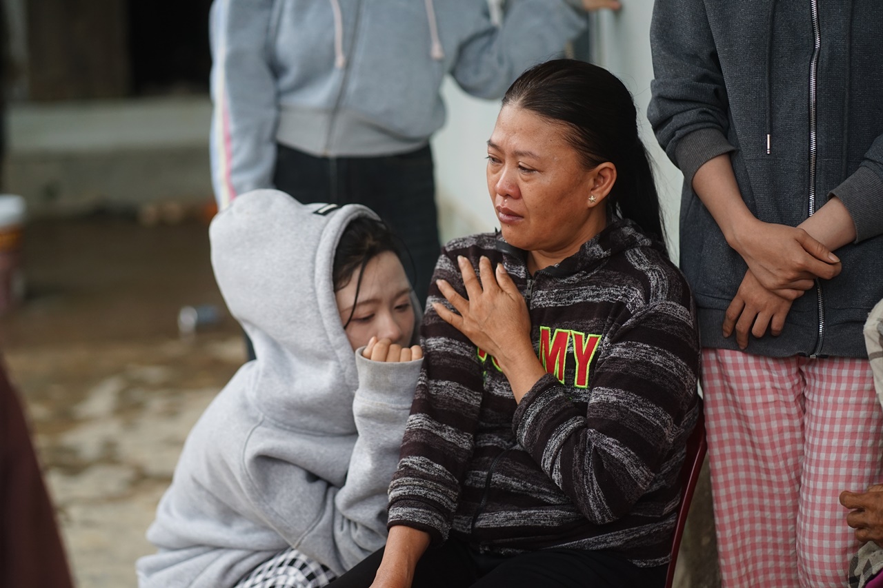 Bàn thờ tạm của người đàn ông mất tích 7 ngày sau cơn lũ dữ: Bò được cứu còn cha thì vẫn chưa kịp trở về- Ảnh 6.