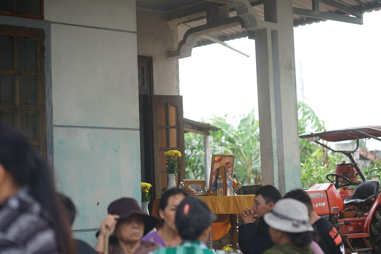 Bàn thờ tạm của người đàn ông mất tích 7 ngày sau cơn lũ dữ: Bò được cứu còn cha thì vẫn chưa kịp trở về- Ảnh 2.