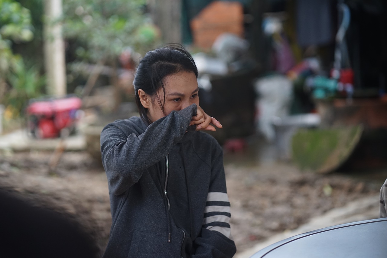 Bàn thờ tạm của người đàn ông mất tích 7 ngày sau cơn lũ dữ: Bò được cứu còn cha thì vẫn chưa kịp trở về- Ảnh 5.