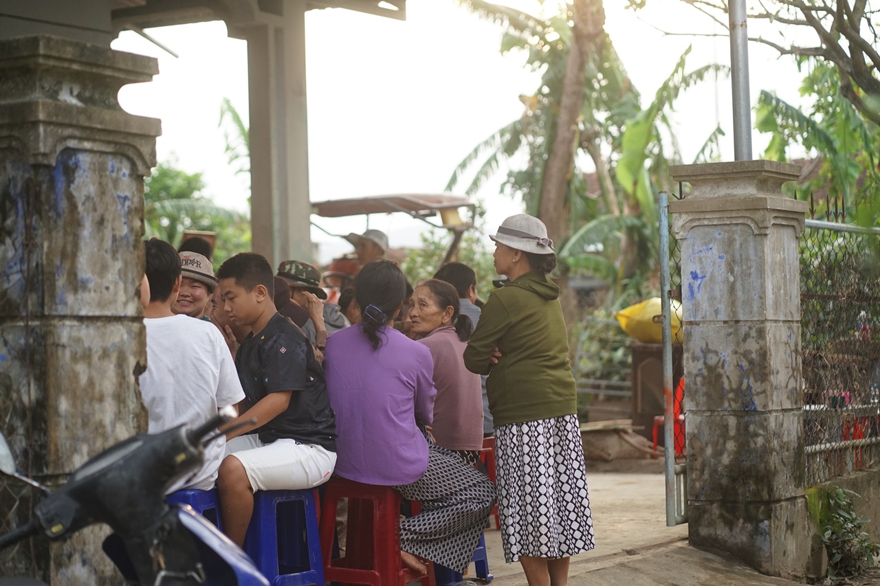 Bàn thờ tạm của người đàn ông mất tích 7 ngày sau cơn lũ dữ: Bò được cứu còn cha thì vẫn chưa kịp trở về- Ảnh 3.