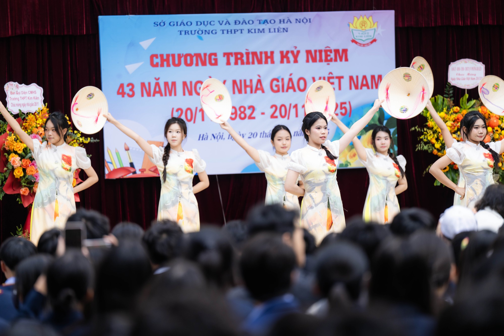 Cả nước chào mừng ngày Nhà giáo Việt Nam 20/11: Đơn giản, nhanh gọn nhưng không khí khó quên thôi rồi!- Ảnh 2.