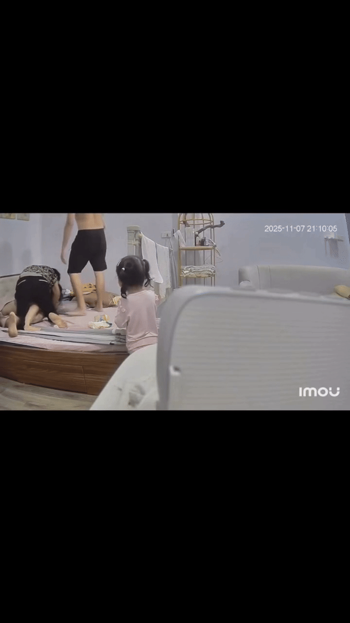 Xôn xao clip vụ mẹ chồng đè lên người, nắm tóc con dâu mới sinh gây phẫn nộ- Ảnh 1.