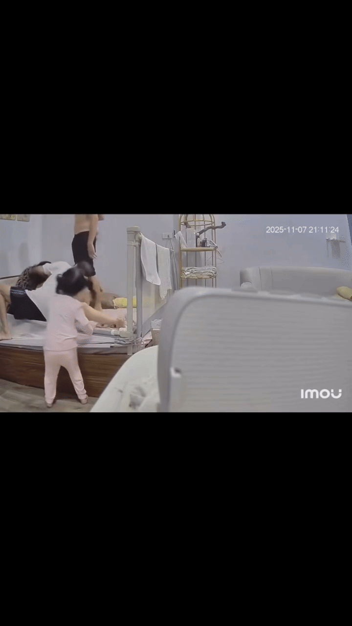 Xôn xao clip vụ mẹ chồng đè lên người, nắm tóc con dâu mới sinh gây phẫn nộ- Ảnh 2.