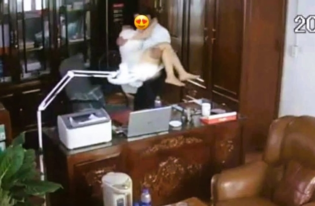 Những người phụ nữ trong clip thân mật của Chủ tịch Hội đồng quản trị không phải là giáo viên của trường!- Ảnh 1.