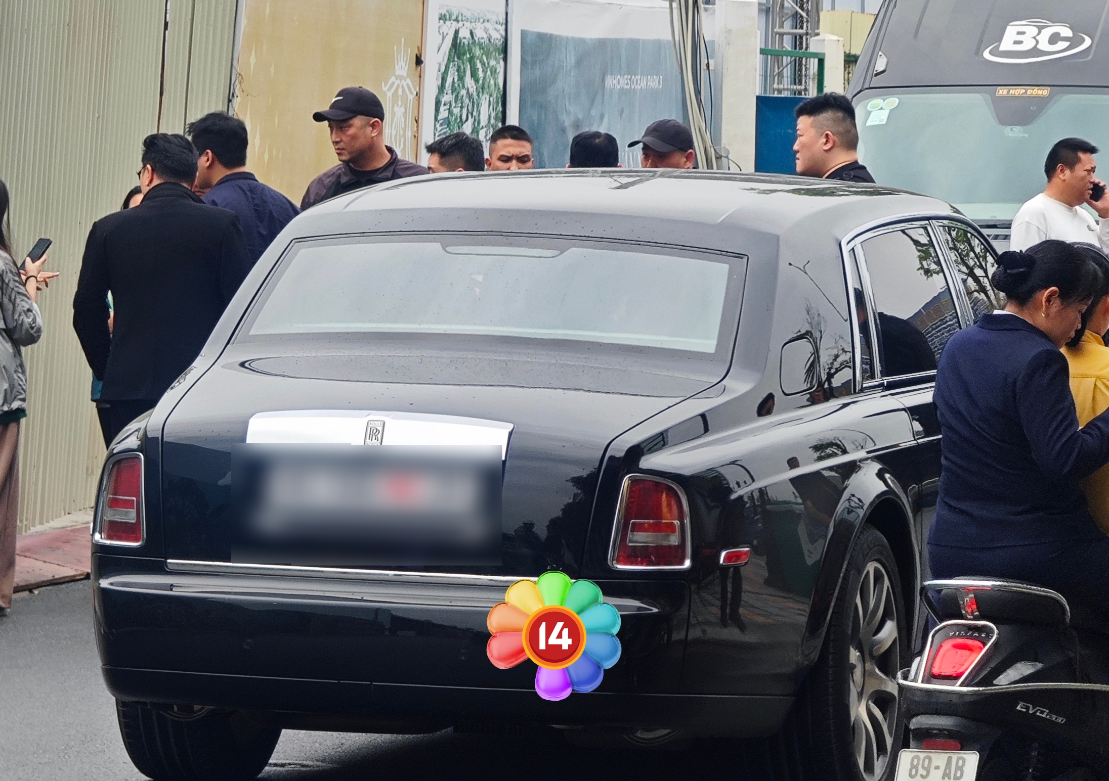 G-DRAGON tập duyệt chăm chỉ giữa trời mưa gió, tất cả đã hoàn thiện chờ fan Việt quẩy hết mình!- Ảnh 2.