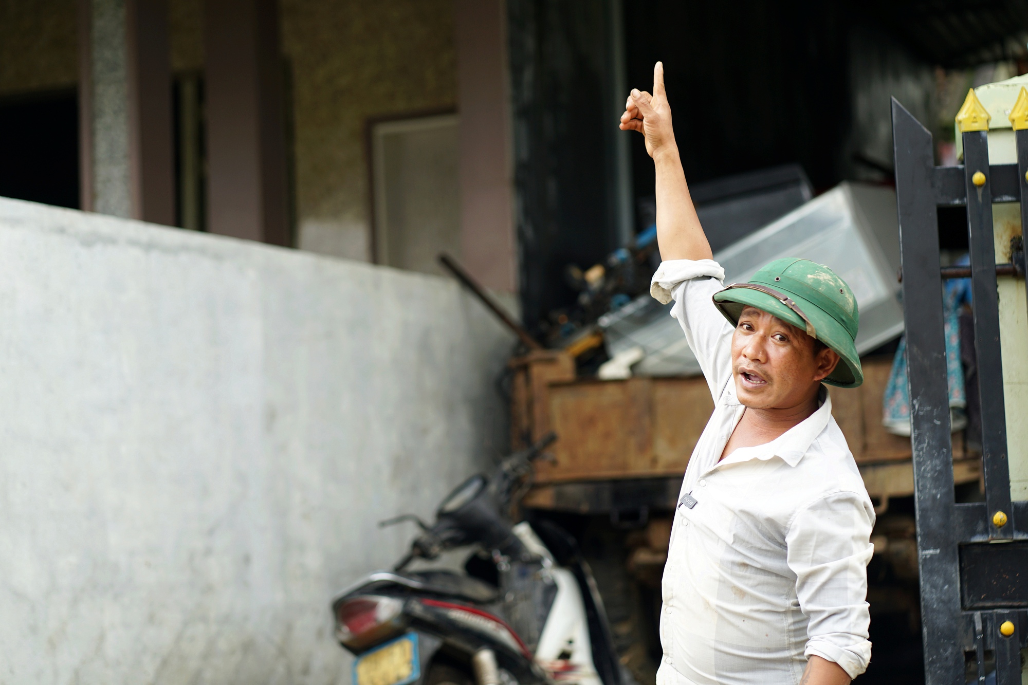 Những bàn tay trần cứu hàng trăm người trong “đêm trắng” lũ dữ- Ảnh 2. Những bàn tay trần cứu hàng trăm người trong “đêm trắng” lũ dữ- Ảnh 2.