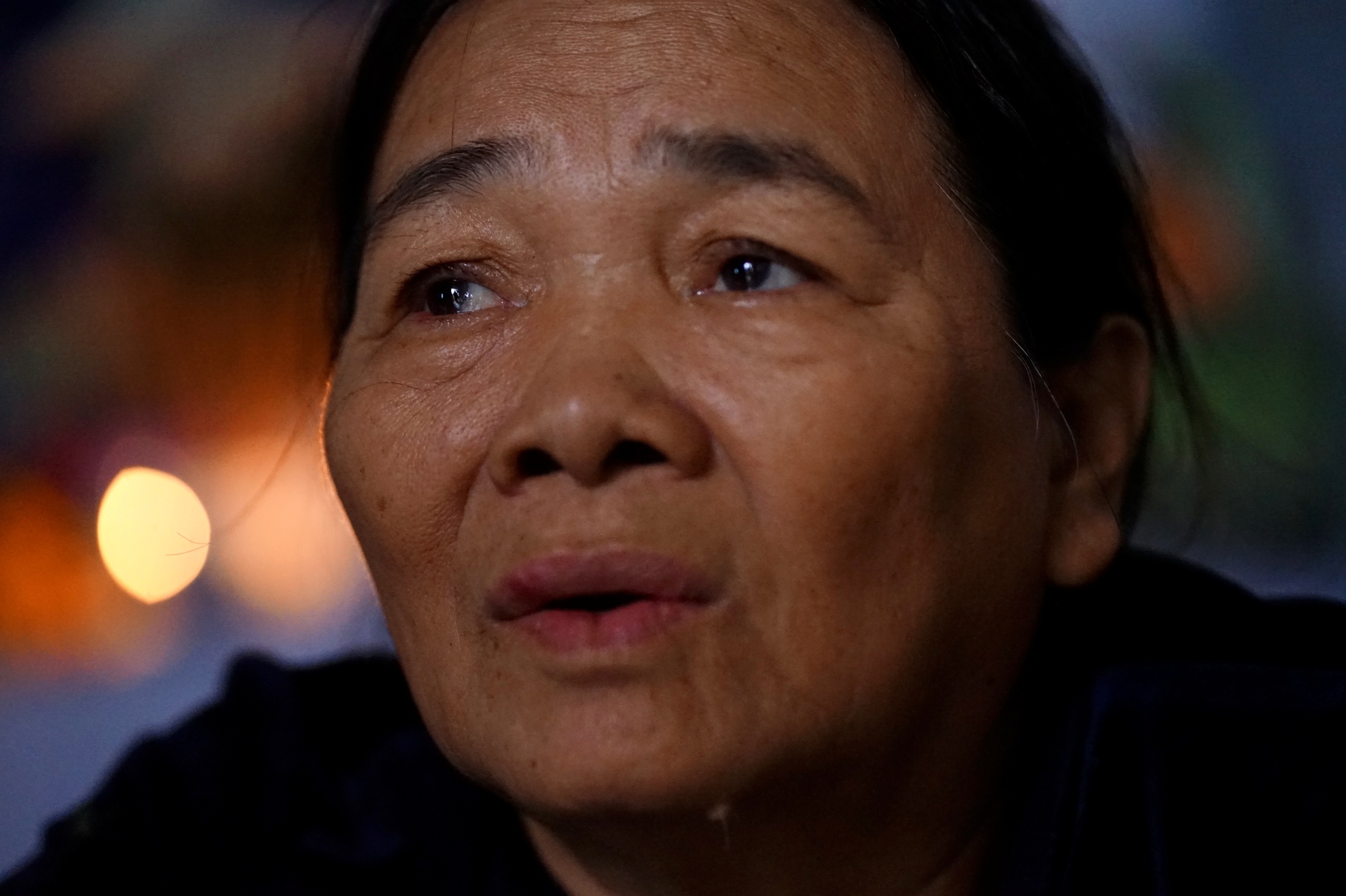 Mưa lũ cuốn trôi 2 con nhỏ: Người mẹ gục bên bàn thờ liên tục gọi tên các con, ôm chặt đứa cháu để vơi nỗi đau- Ảnh 1.