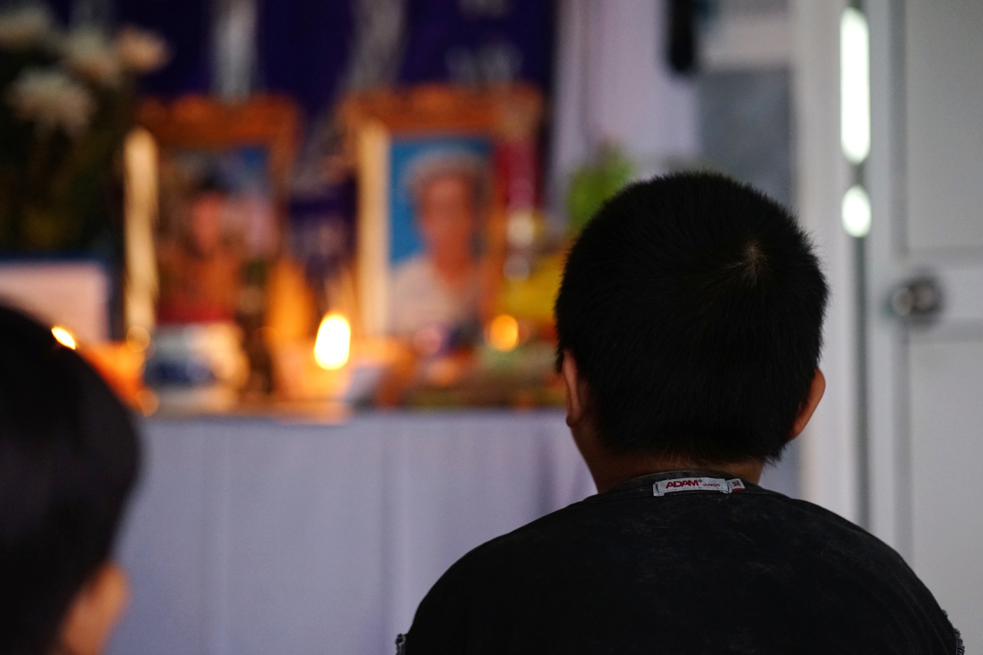 Mưa lũ cuốn trôi 2 con nhỏ: Người mẹ gục bên bàn thờ liên tục gọi tên các con, ôm chặt đứa cháu để vơi nỗi đau- Ảnh 6.