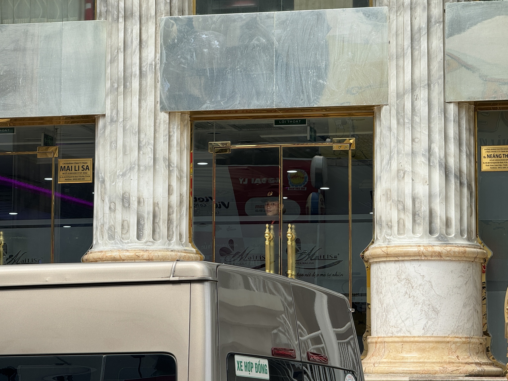 Công an thu giữ nhiều thùng tài liệu từ toà nhà thẩm mỹ viện Mailisa TP.HCM- Ảnh 4.