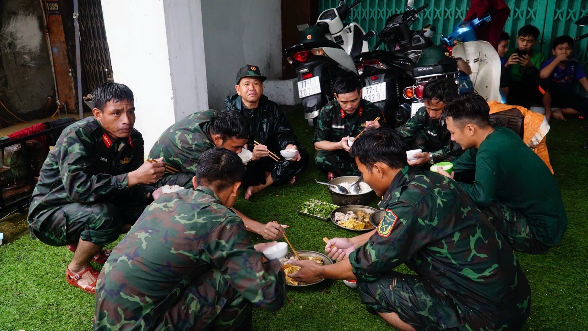 46 người chết và mất tích trong đợt mưa lũ lịch sử, cảnh báo nước trên các sông Khánh Hòa lên lại trong đêm- Ảnh 15.