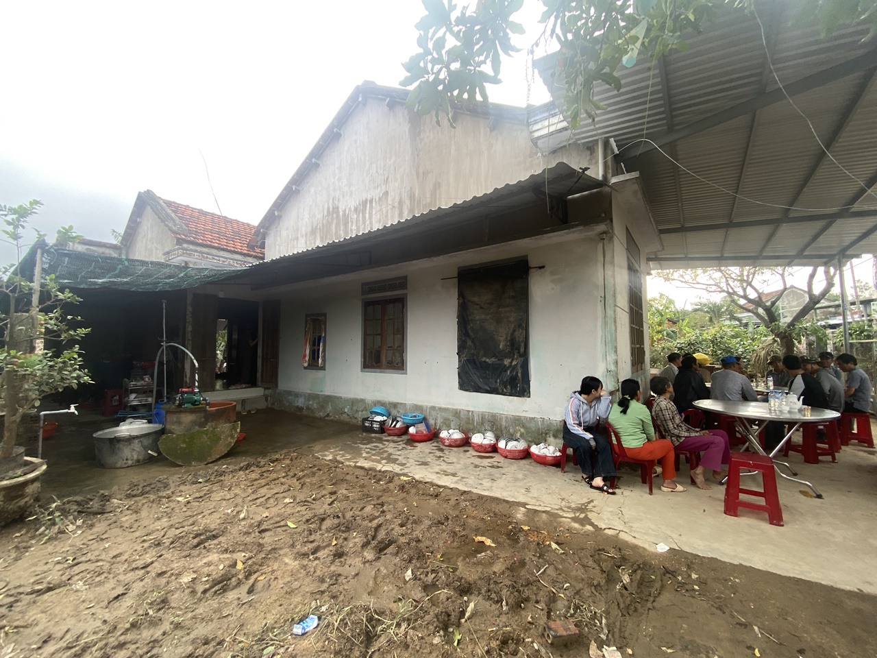 Bàn thờ tạm của người đàn ông mất tích 7 ngày sau cơn lũ dữ: Bò được cứu còn cha thì vẫn chưa kịp trở về- Ảnh 1.