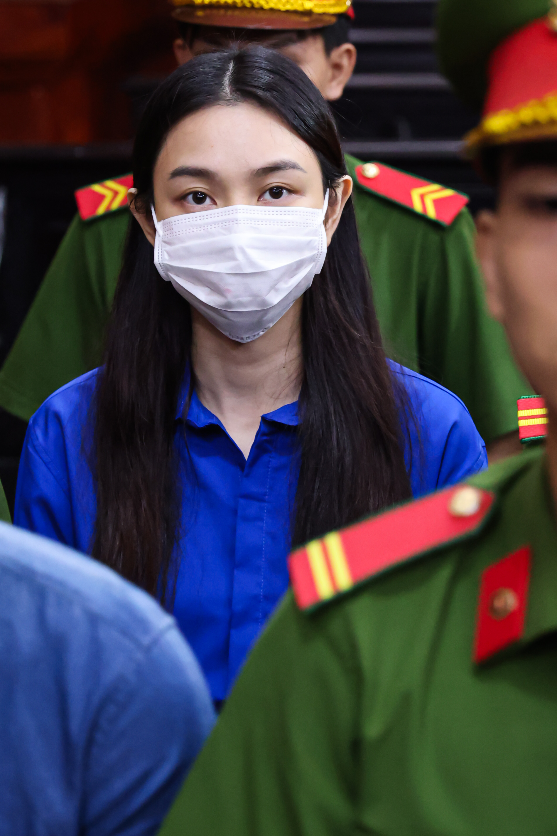 Thuỳ Tiên cởi bỏ khẩu trang, nở nụ cười hiếm hoi sau 6 tháng tạm giam!- Ảnh 4.