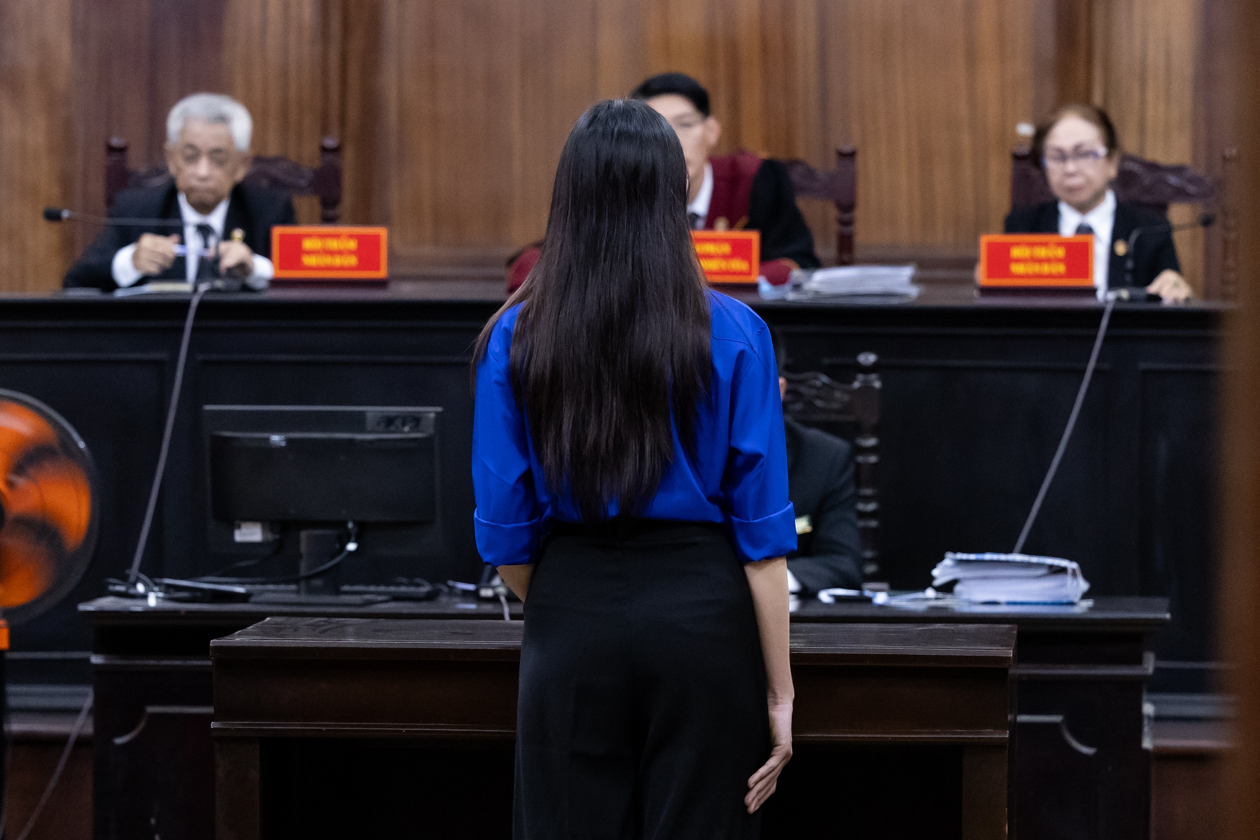 Toàn cảnh phiên xét xử Thùy Tiên, Hằng Du Mục và Quang Linh Vlogs: Những giọt nước mắt muộn màng- Ảnh 6.