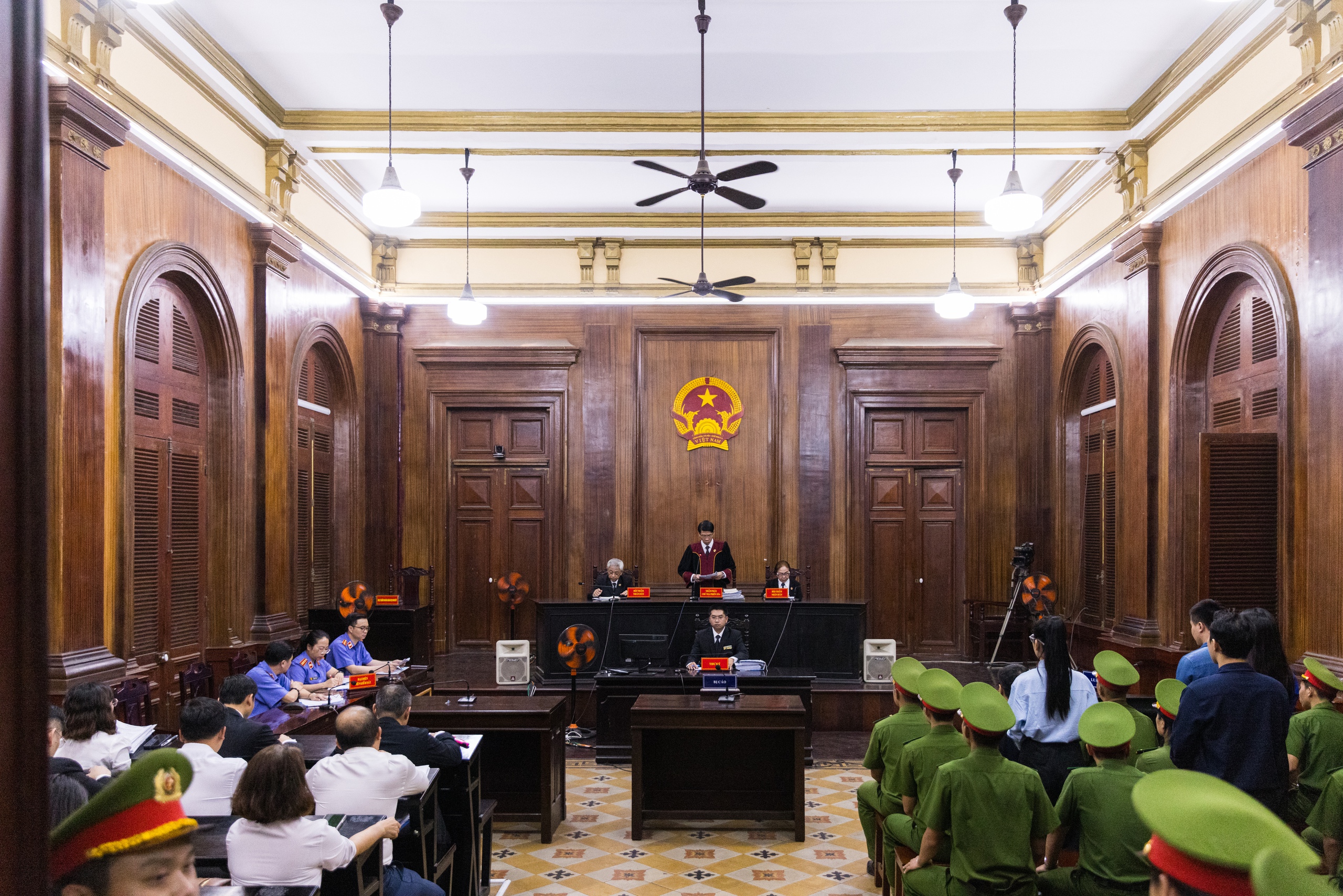 Toàn cảnh phiên xét xử Thùy Tiên, Hằng Du Mục và Quang Linh Vlogs: Những giọt nước mắt muộn màng- Ảnh 4.