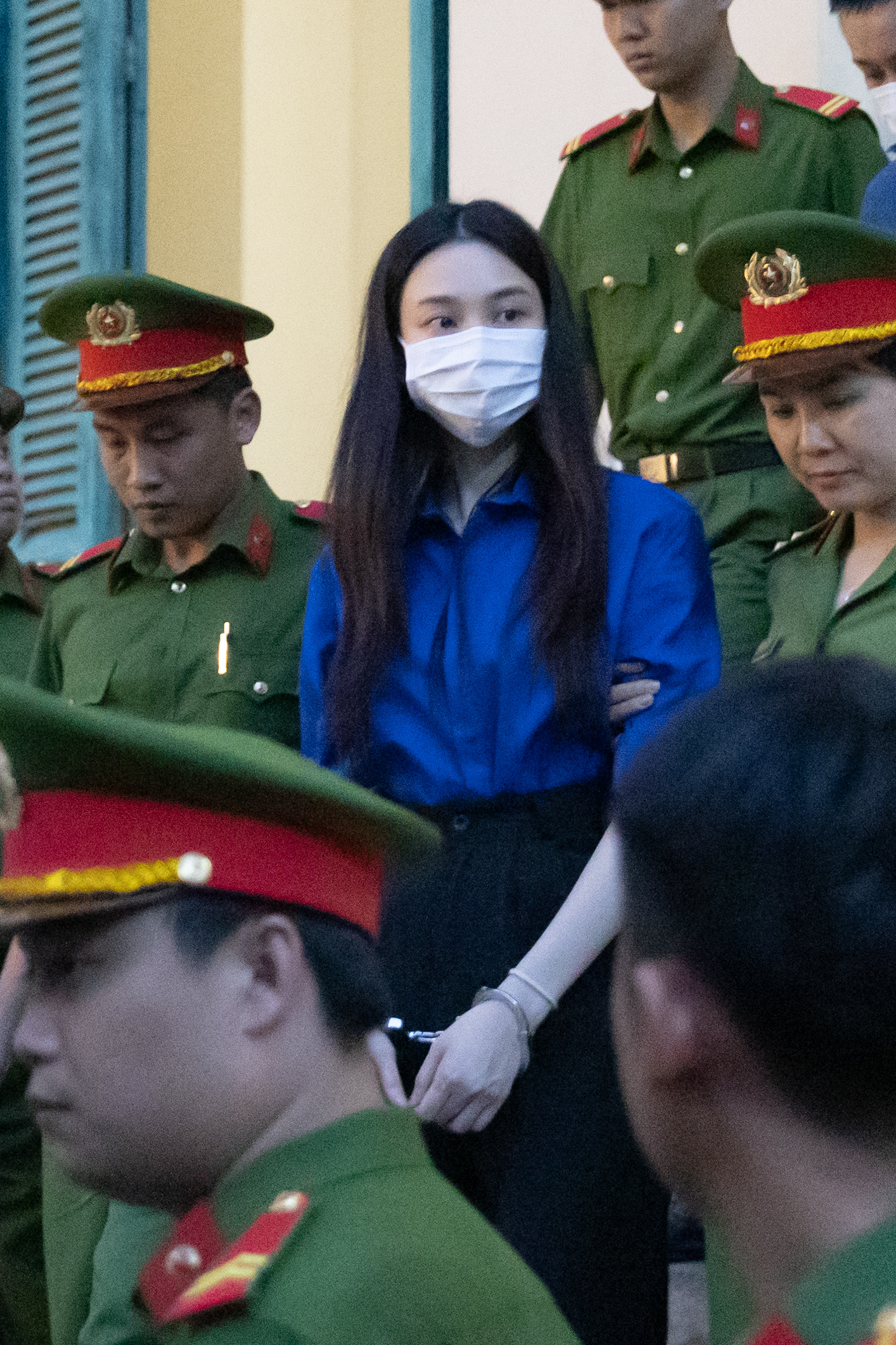 Toàn cảnh phiên xét xử Thùy Tiên, Hằng Du Mục và Quang Linh Vlogs: Những giọt nước mắt muộn màng- Ảnh 2.