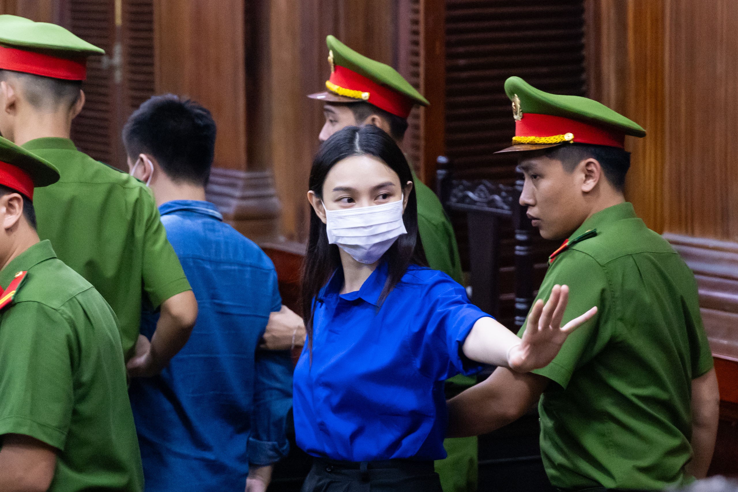 Toàn cảnh phiên xét xử Thùy Tiên, Hằng Du Mục và Quang Linh Vlogs: Những giọt nước mắt muộn màng- Ảnh 3.