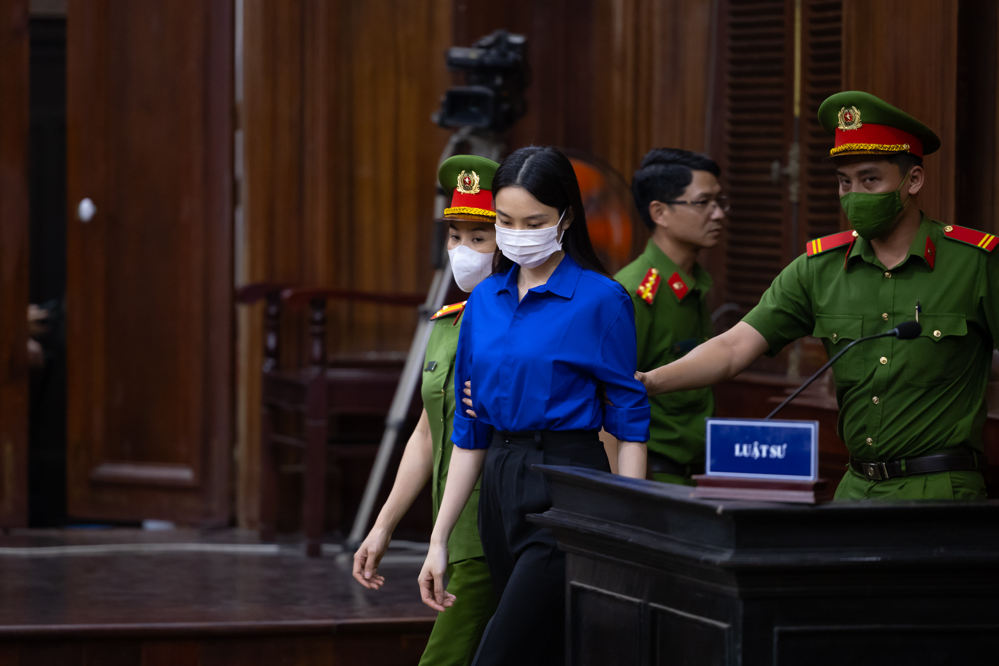 Toàn cảnh phiên xét xử Thùy Tiên, Hằng Du Mục và Quang Linh Vlogs: Những giọt nước mắt muộn màng- Ảnh 10.