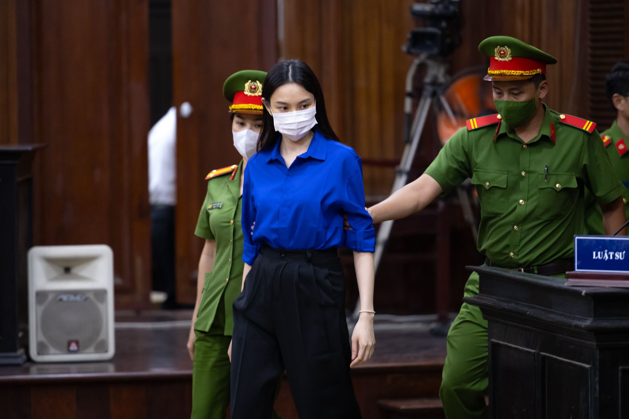 Toàn cảnh phiên xét xử Thùy Tiên, Hằng Du Mục và Quang Linh Vlogs: Những giọt nước mắt muộn màng- Ảnh 11.