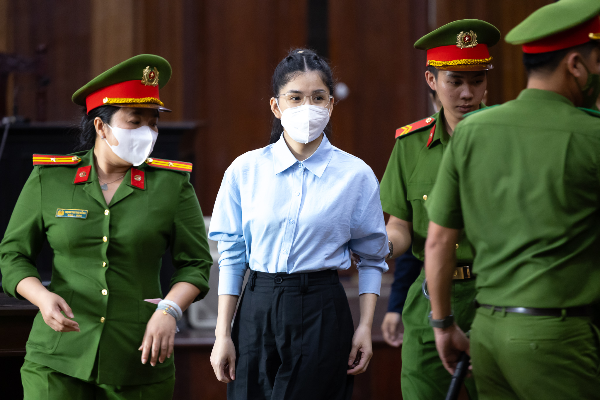 Toàn cảnh phiên xét xử Thùy Tiên, Hằng Du Mục và Quang Linh Vlogs: Những giọt nước mắt muộn màng- Ảnh 12.