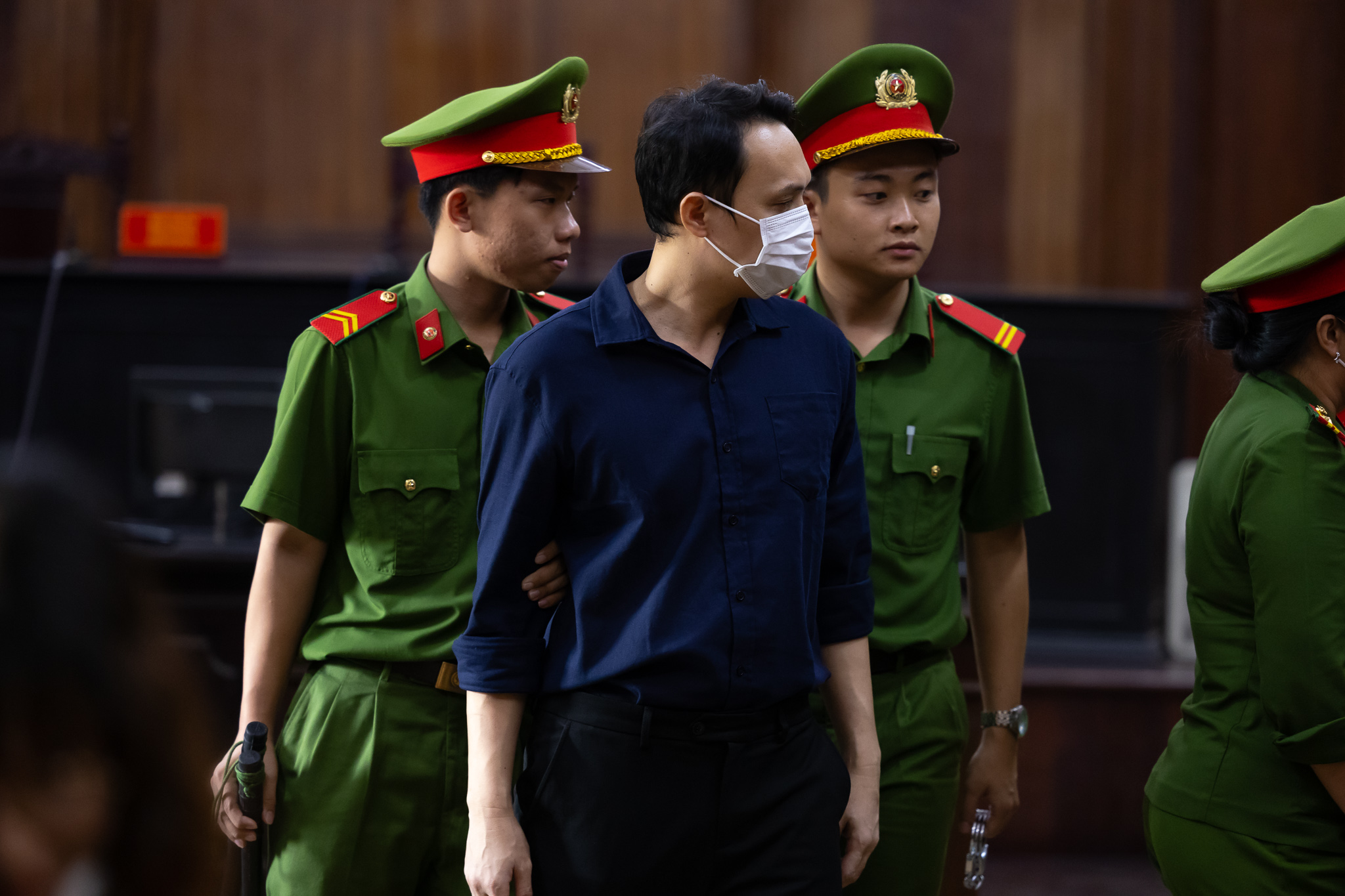 Toàn cảnh phiên xét xử Thùy Tiên, Hằng Du Mục và Quang Linh Vlogs: Những giọt nước mắt muộn màng- Ảnh 14.