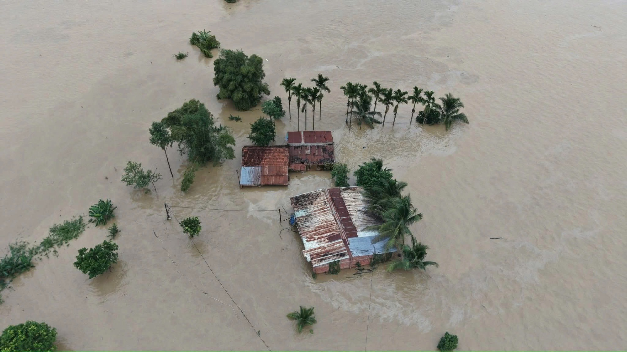 Mưa lũ chiều 21-11: Đắk Lắk công bố tình huống khẩn cấp tại 40 xã, phường- Ảnh 3.