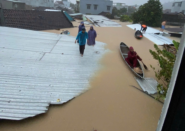 46 người chết và mất tích trong đợt mưa lũ lịch sử, cảnh báo nước trên các sông Khánh Hòa lên lại trong đêm- Ảnh 32.